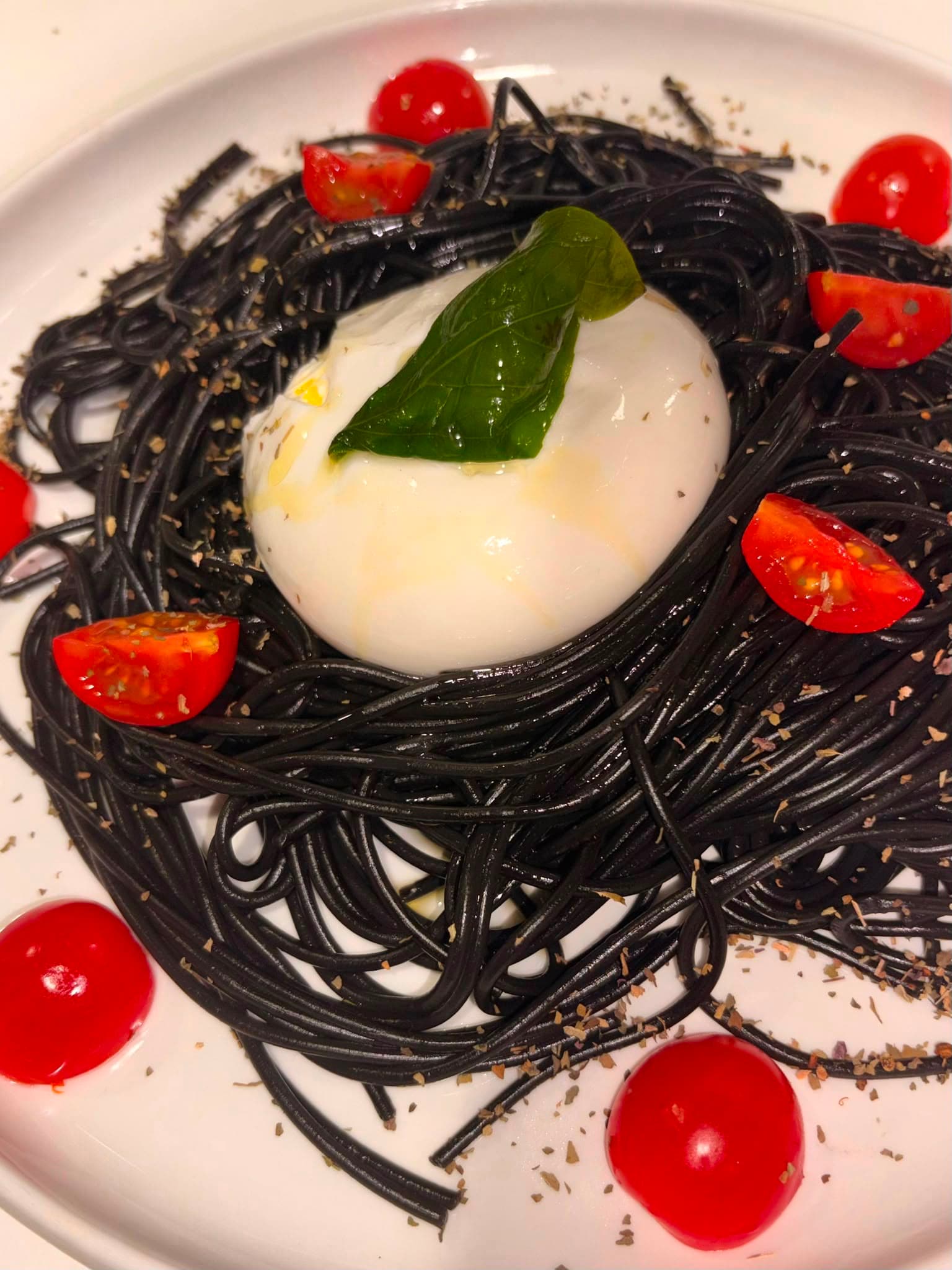 Pâtes à l'encre de seiche, burrata & tomates cerises